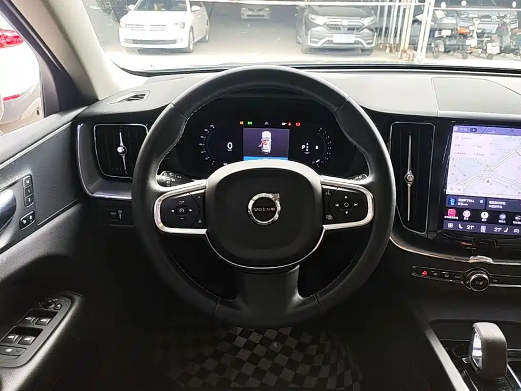 Volvo XC60 2022 — фото 11