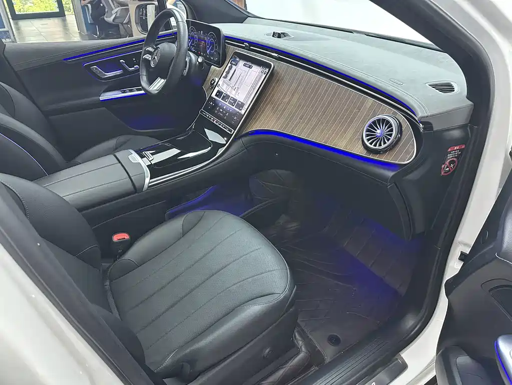 Mercedes-Benz EQE SUV 2023 — фото 13