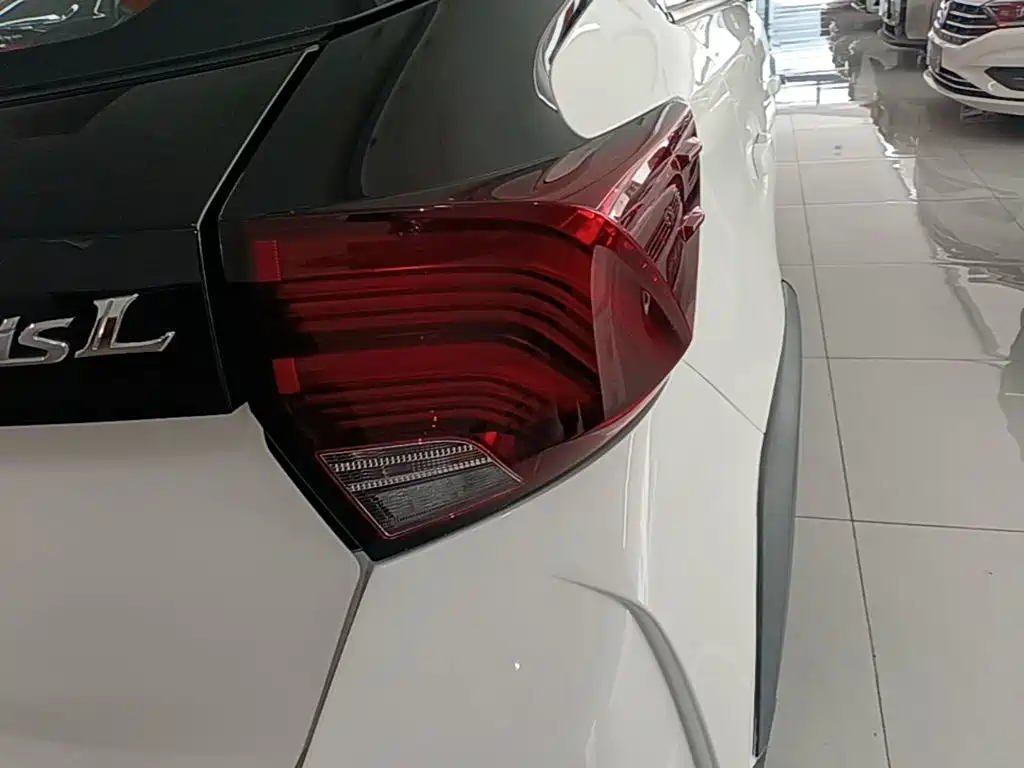 Toyota Yaris L 2021 — фото 8