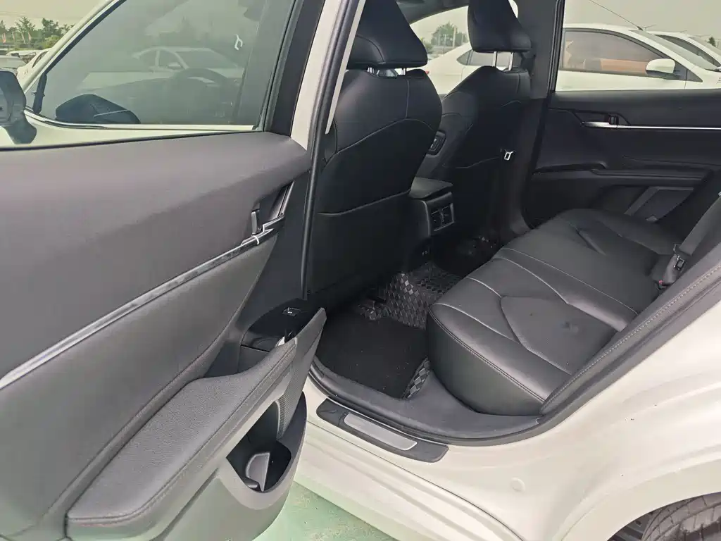 Toyota Camry 2021 — фото 10