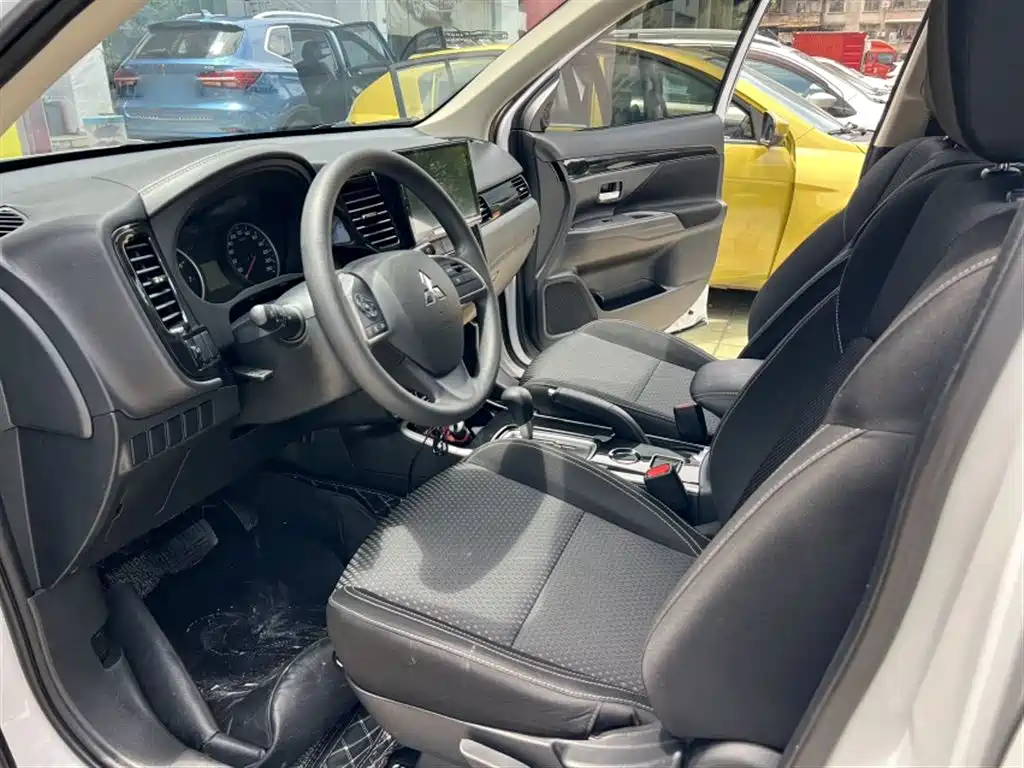 Mitsubishi Outlander 2021 — фото 17