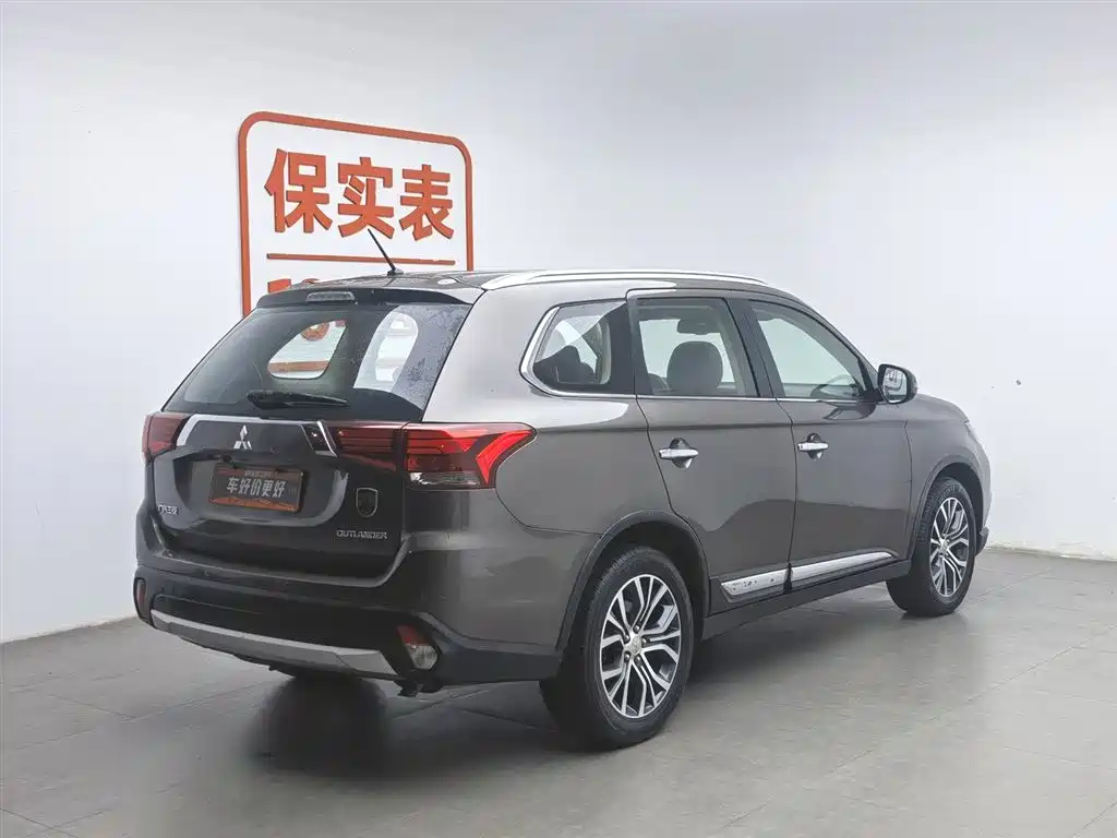 Mitsubishi Outlander 2017 — фото 2