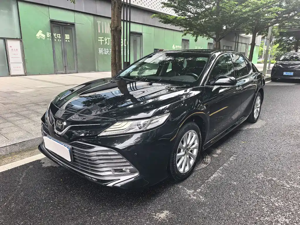 Toyota Camry 2019 — фото 1