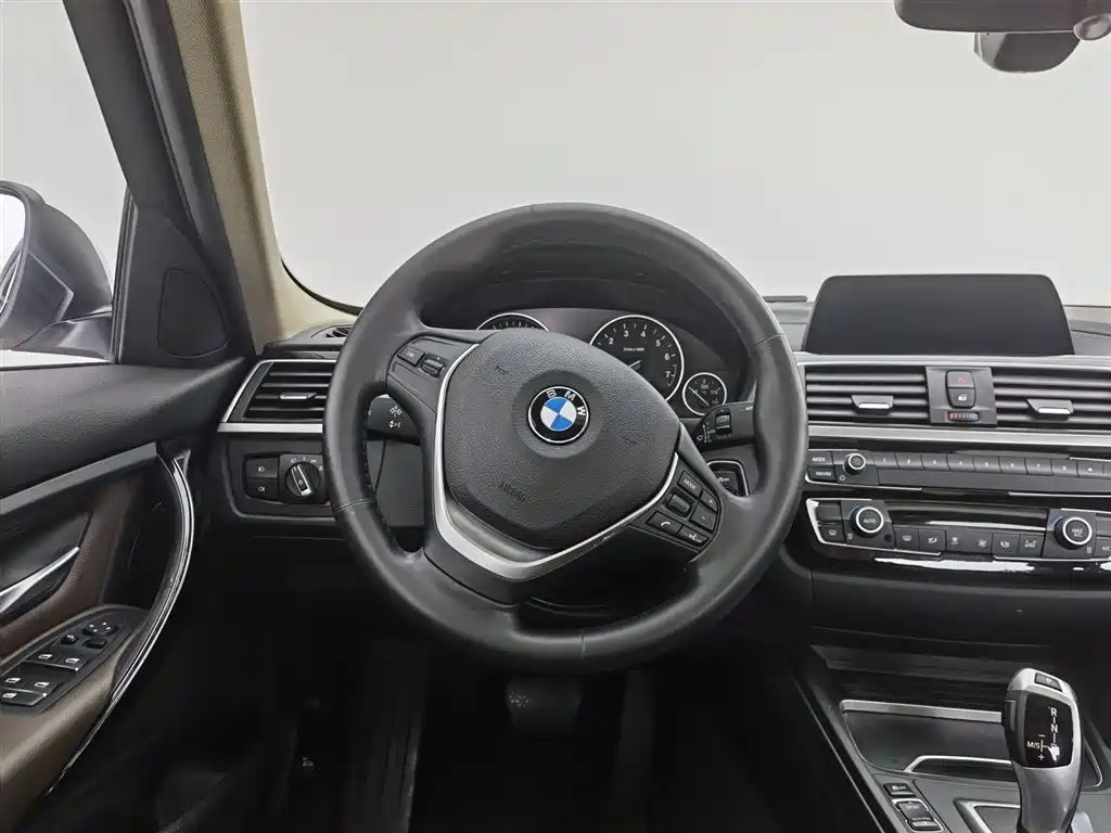 BMW 3 Series 2018 — фото 11