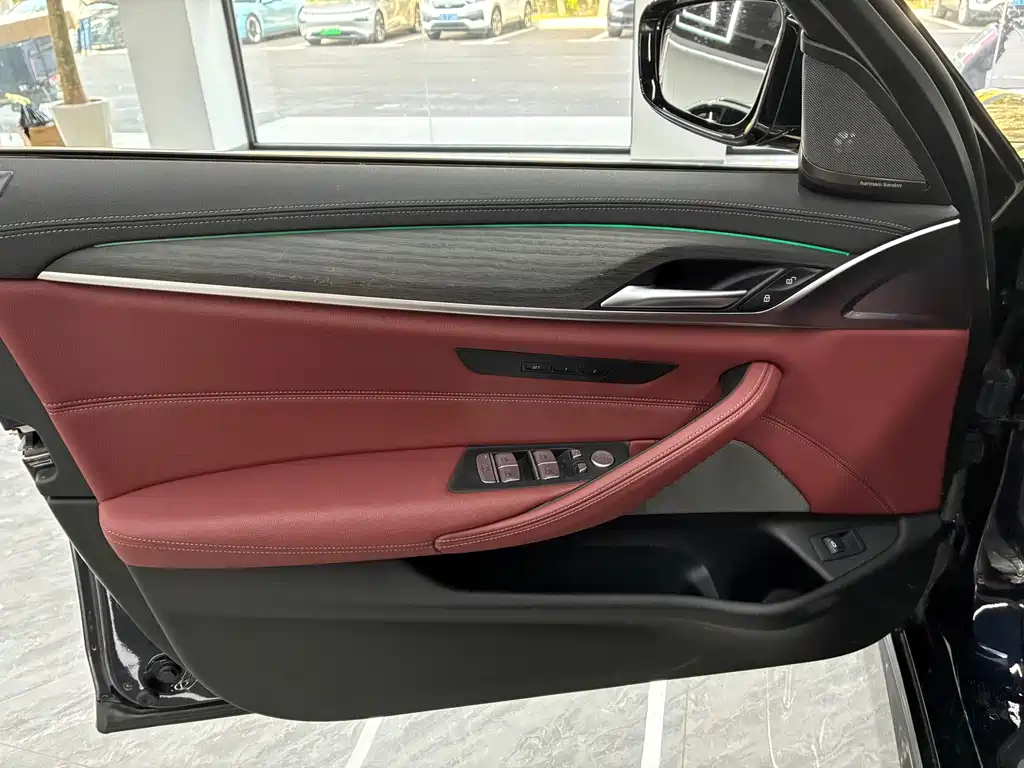 BMW 5 Series 2021 — фото 10