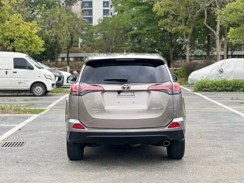 Toyota RAV4 2019 — фото 5