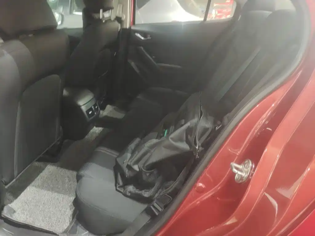Mazda 3 Axela 2018 — фото 17