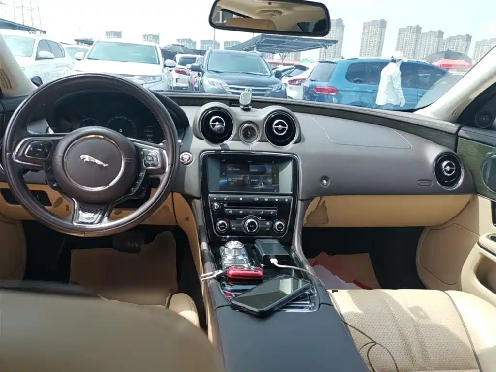 Jaguar XJ 2017 — фото 10