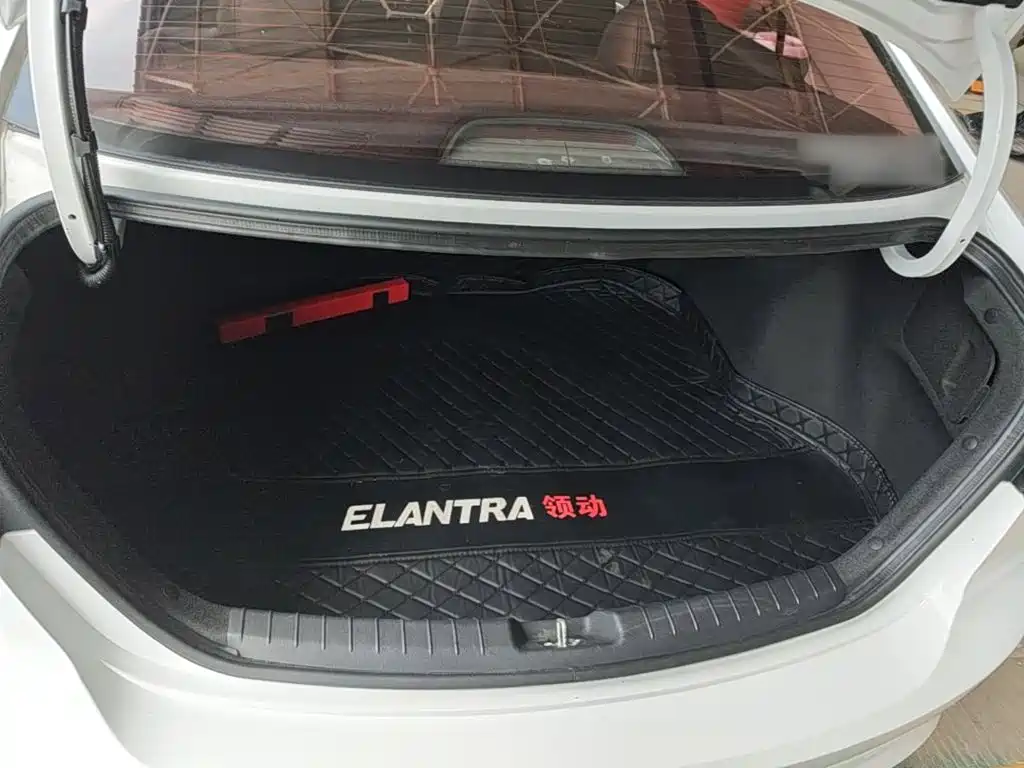 Hyundai Elantra 2017 — фото 19