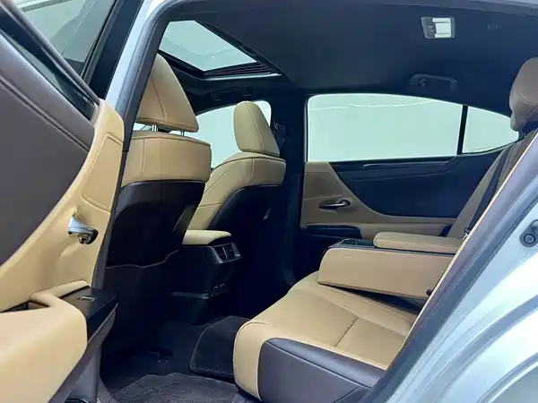 Lexus ES 2020