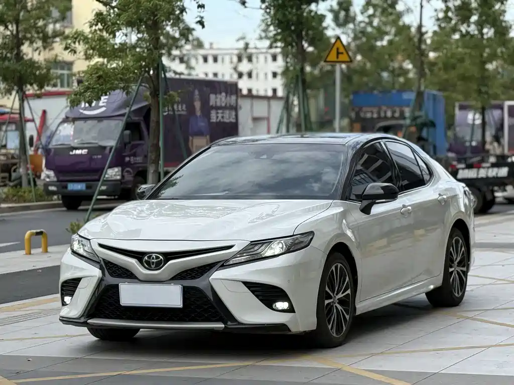 Toyota Camry 2020 — фото 2