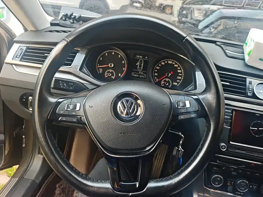 Volkswagen Passat 2017 — фото 15