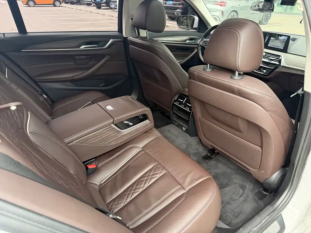 BMW 5 Series 2018 — фото 20
