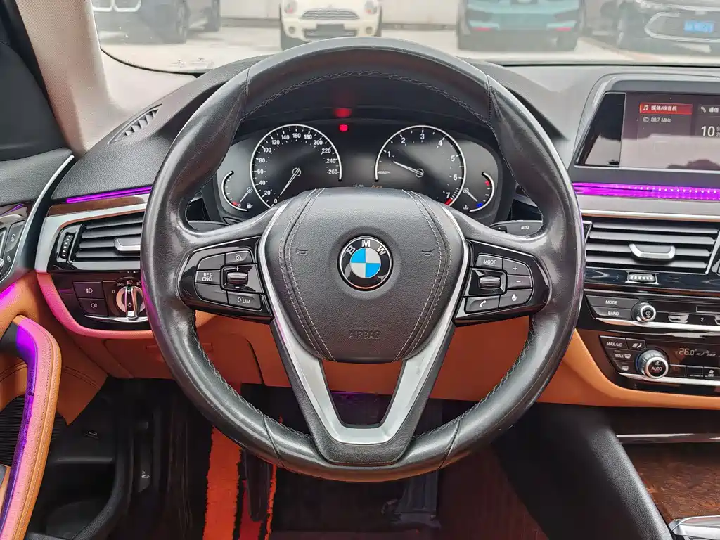 BMW 5 Series 2017 — фото 21