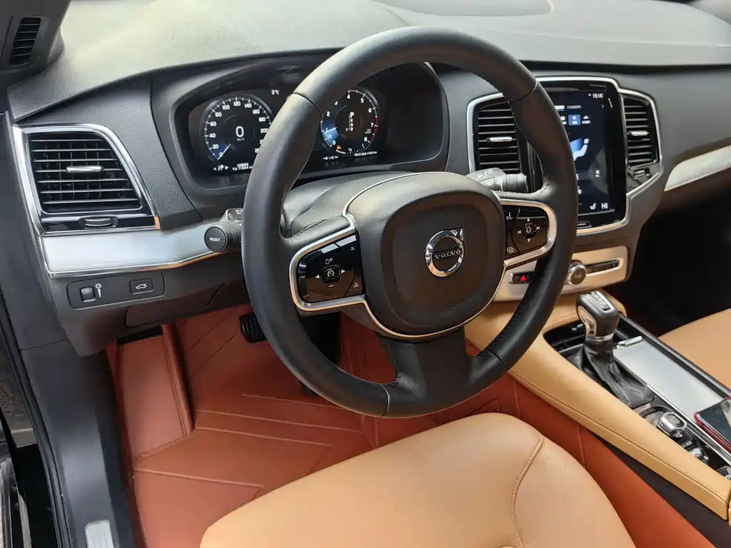 Volvo XC90 2018 — фото 25