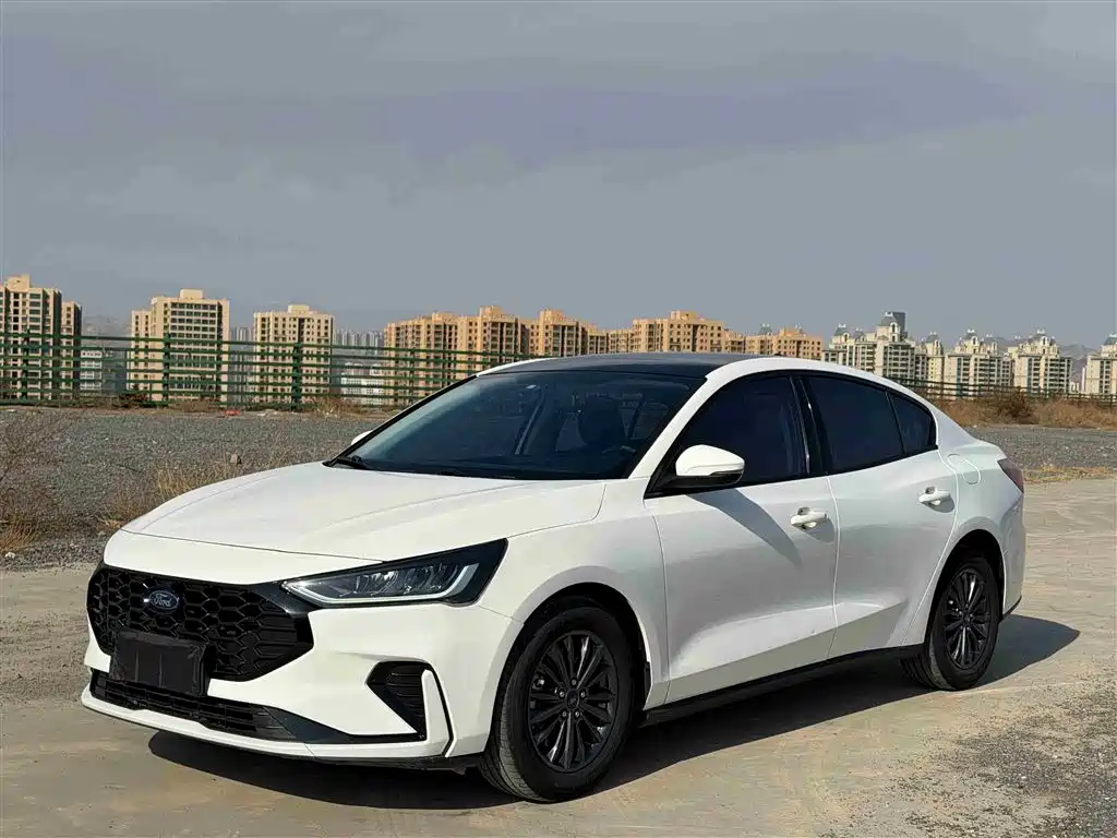 Ford Focus 2022 — фото 1