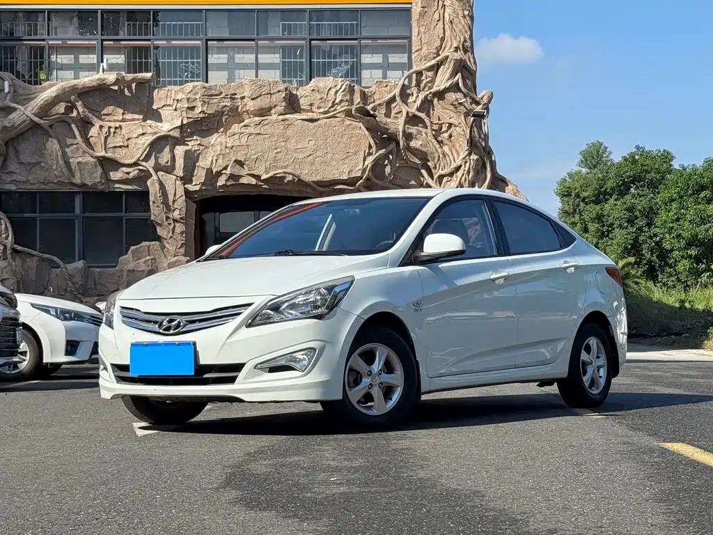 Hyundai Verna 2015 — фото 1
