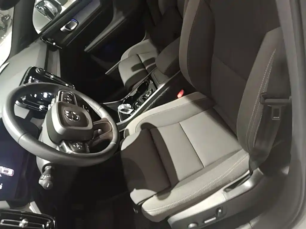 Volvo XC40 2023 — фото 15