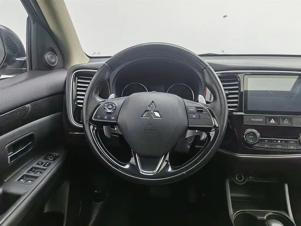 Mitsubishi Outlander 2017 — фото 11