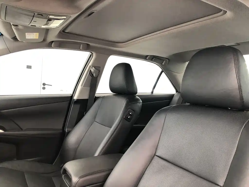 Toyota Camry 2015 — фото 16