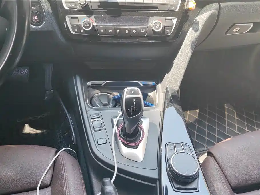 BMW 3 Series 2018 — фото 16