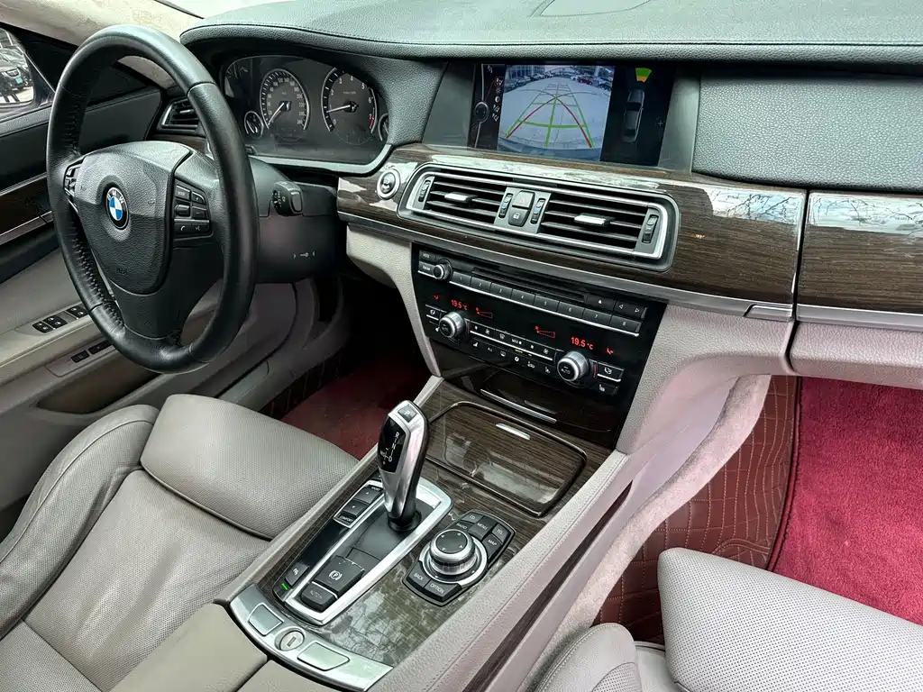 BMW 7 Series 2010 — фото 17