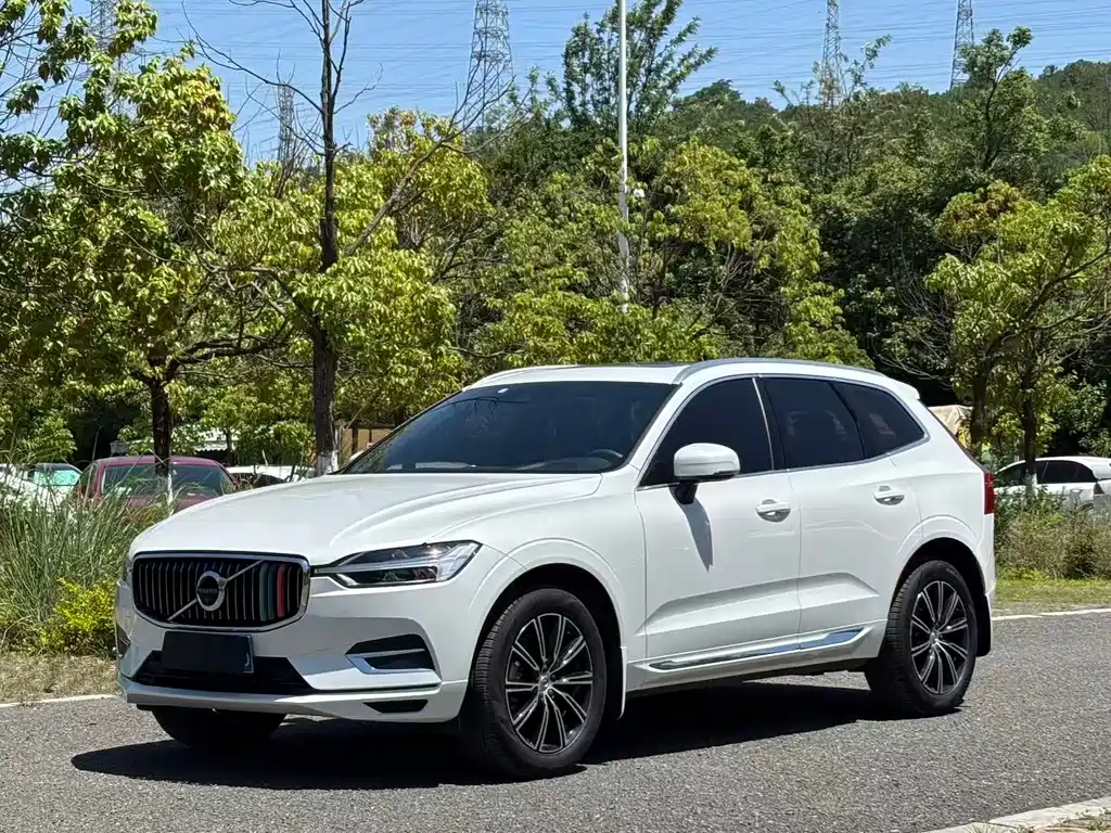 Volvo XC60 2021 — фото 1
