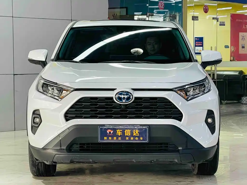 Toyota RAV4 2024 — фото 2