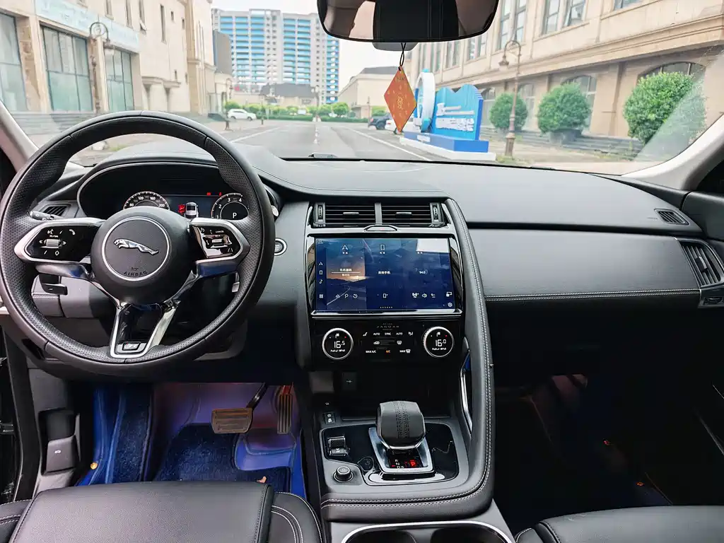 Jaguar E-PACE 2025 — фото 10