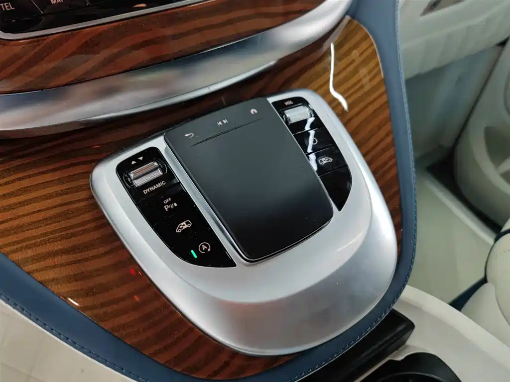Mercedes-Benz V-Class 2023 — фото 16