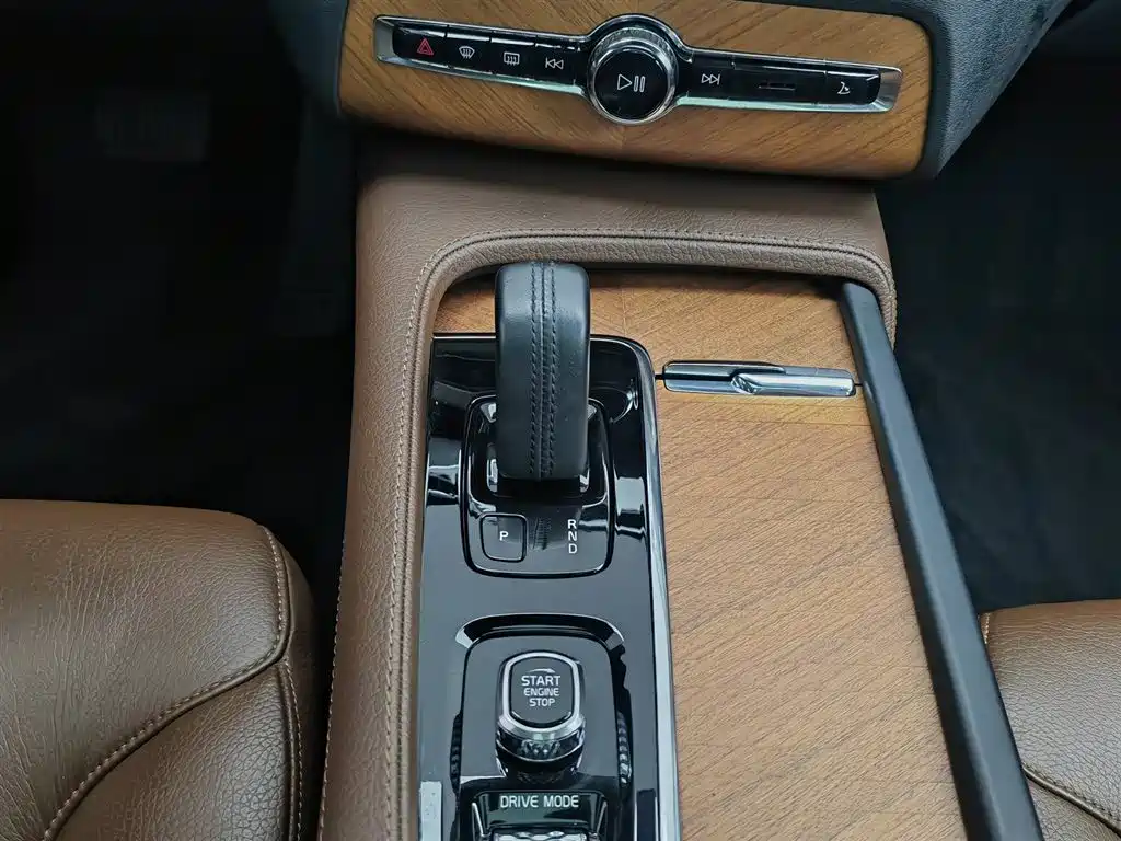 Volvo XC90 2021 — фото 13