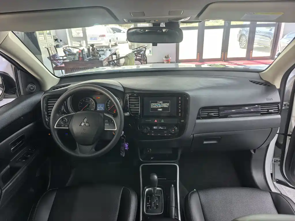 Mitsubishi Outlander 2022 — фото 10