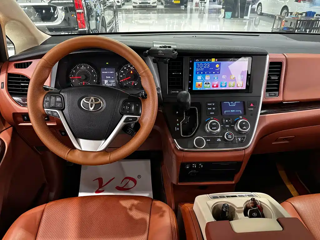 Toyota Sienna 2018 — фото 10