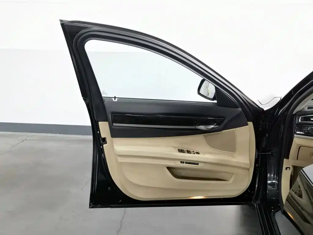 BMW 7 Series 2013 — фото 8
