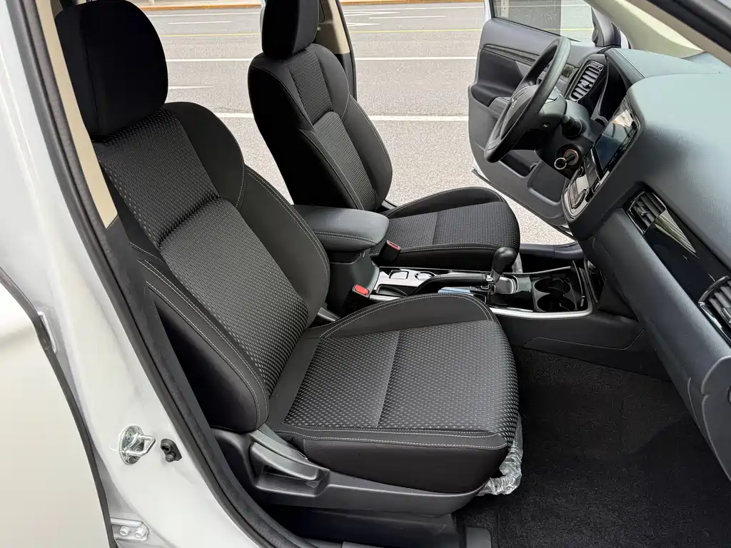 Mitsubishi Outlander 2021 — фото 10