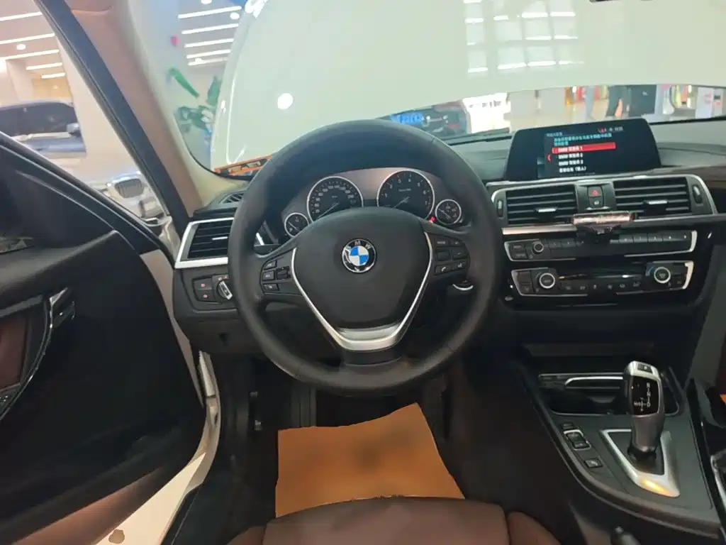 BMW 3 Series 2018 — фото 11