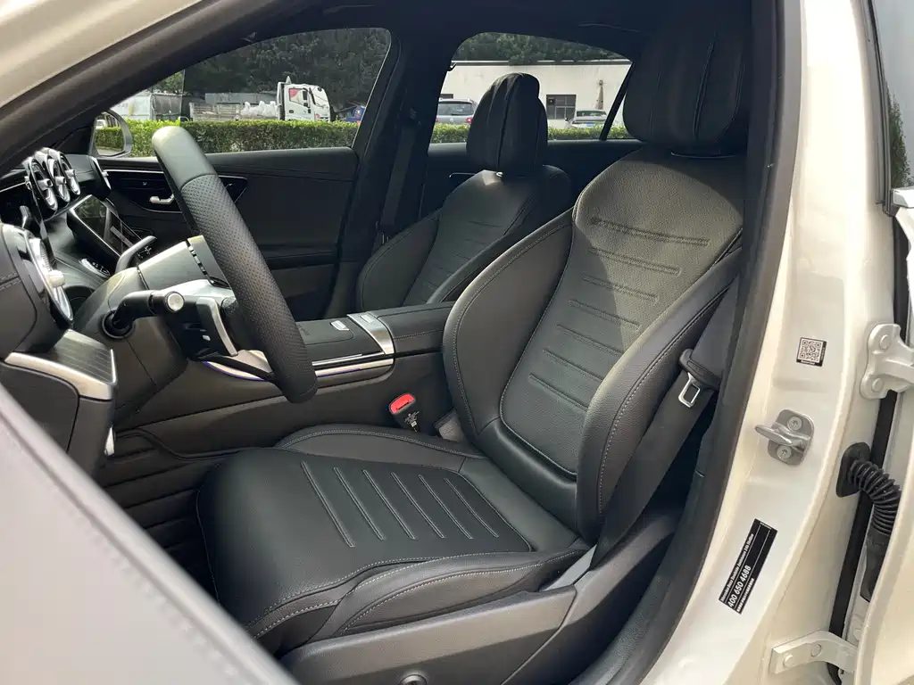Mercedes-Benz C-Class 2025 — фото 10