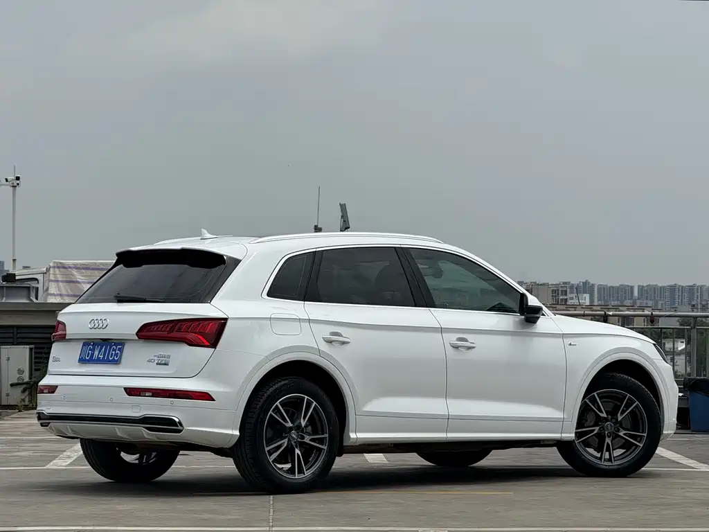Audi Q5L 2020 — фото 10
