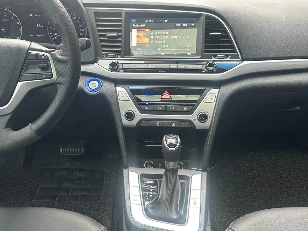 Hyundai Elantra 2018 — фото 10