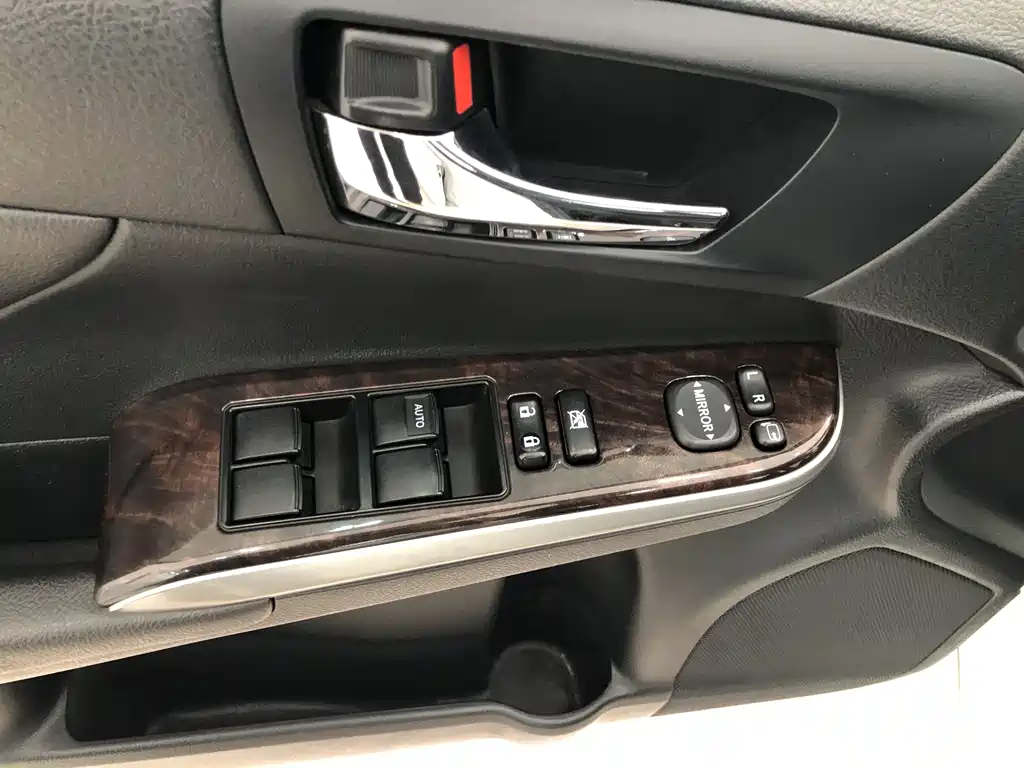 Toyota Camry 2015 — фото 7