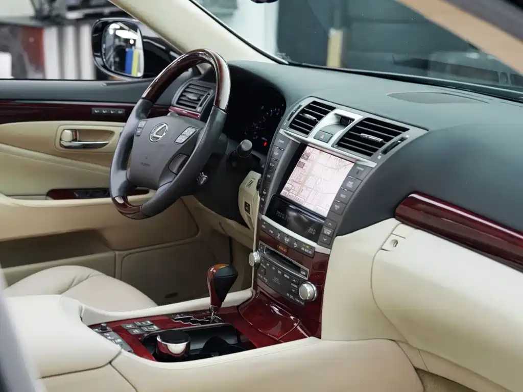 Lexus LS 2010 — фото 14