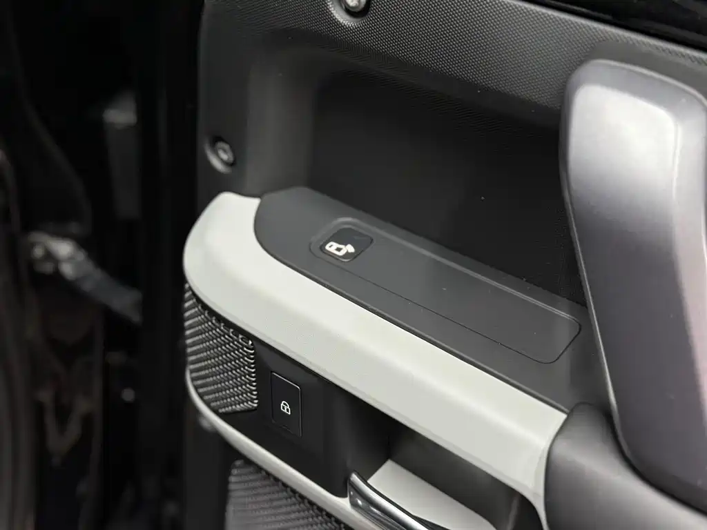 Land Rover Defender 2022