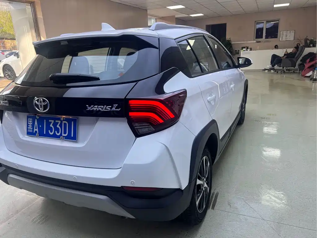 Toyota Yaris L 2022 — фото 4