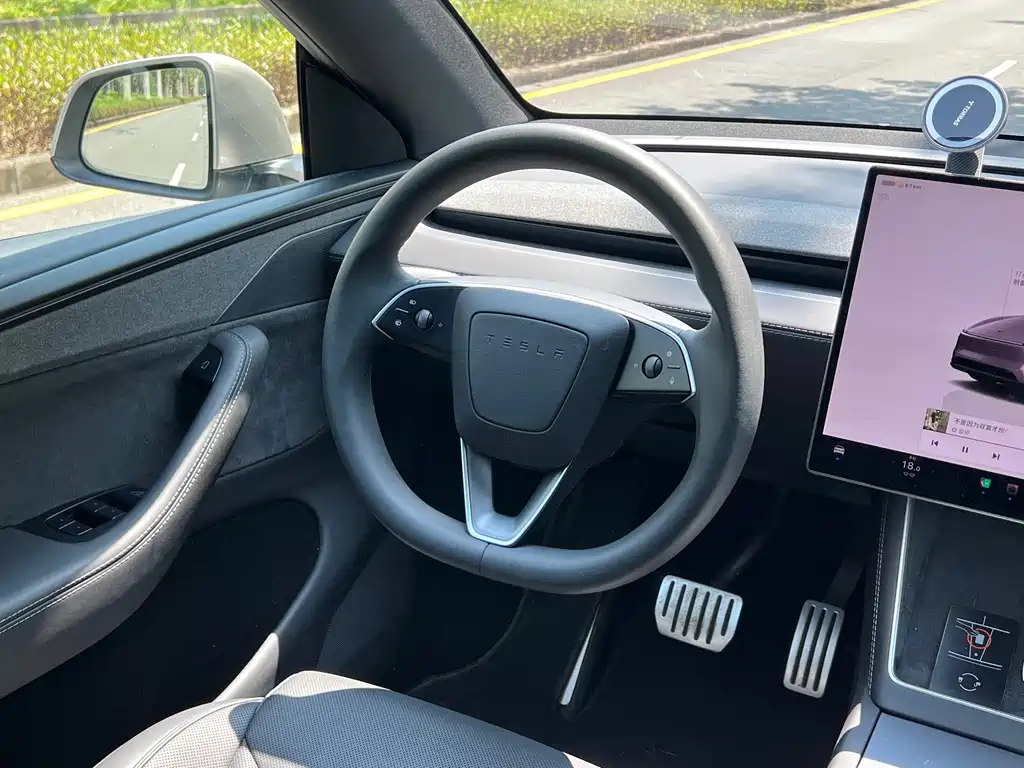 Tesla Model Y L 2025 — фото 10