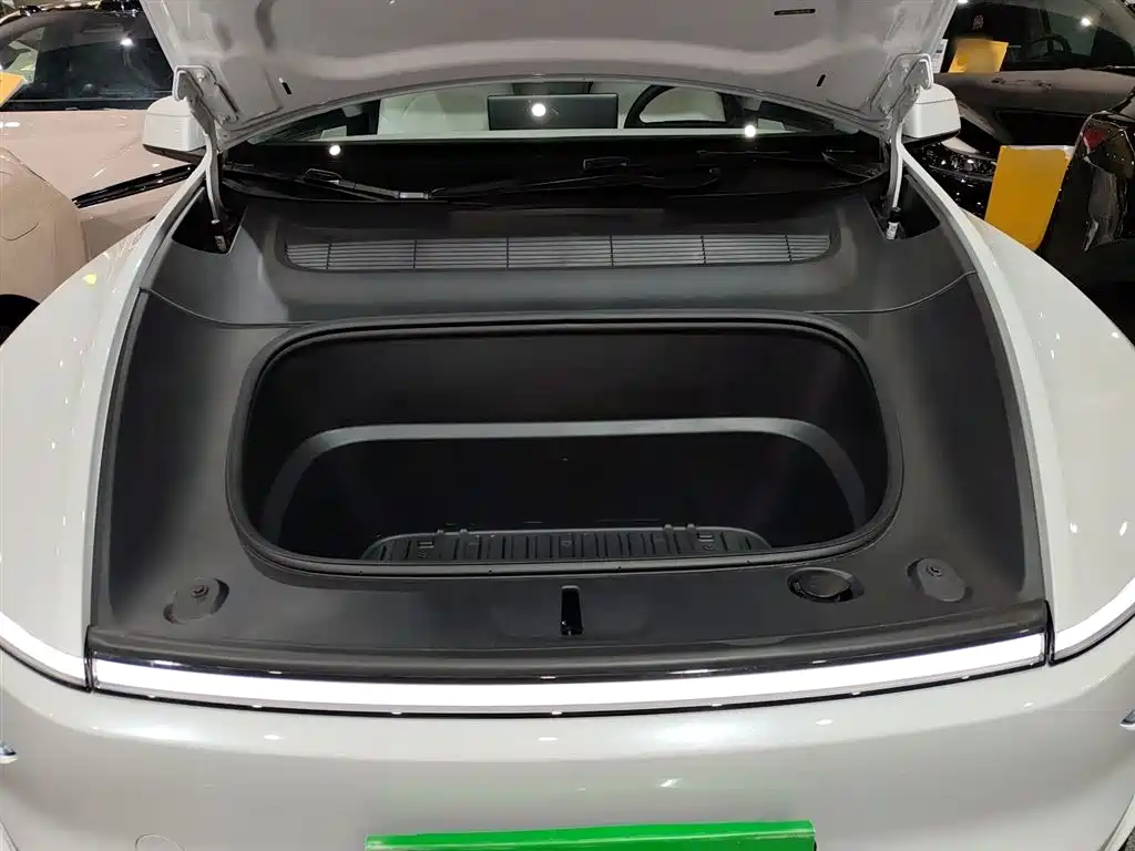 Tesla Model Y 2025 — фото 16