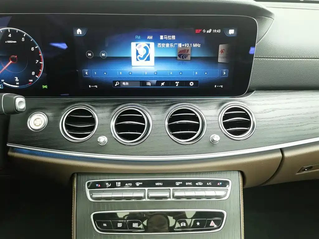Mercedes-Benz E-Class 2023 — фото 12