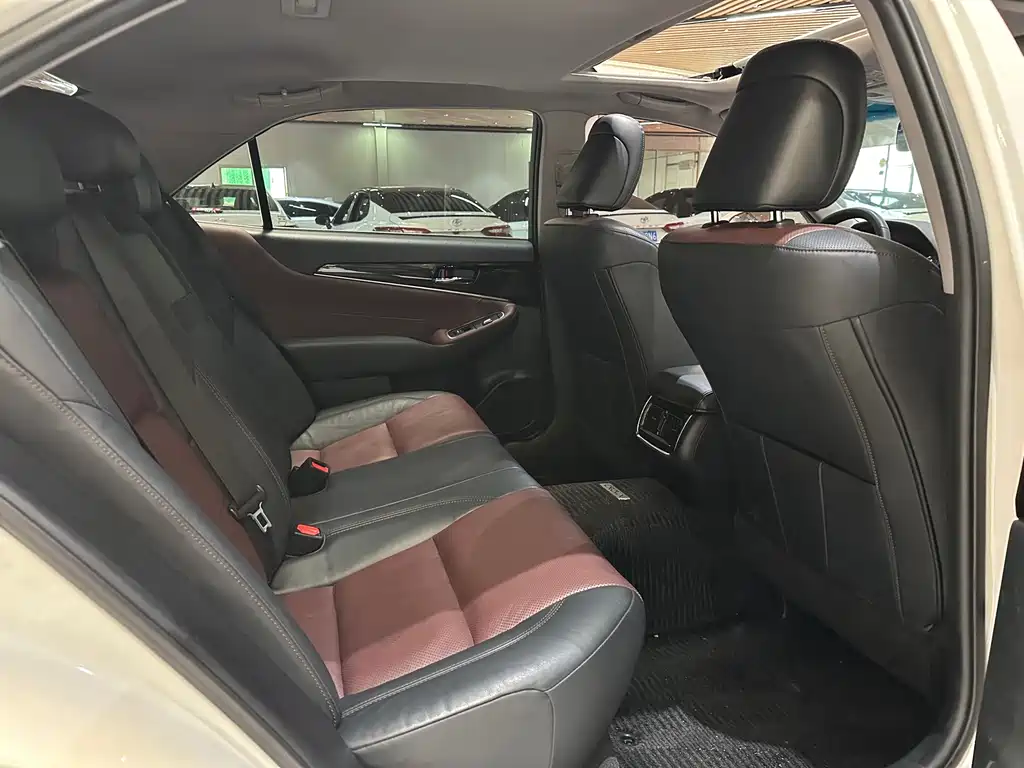 Toyota Crown 2018 — фото 16