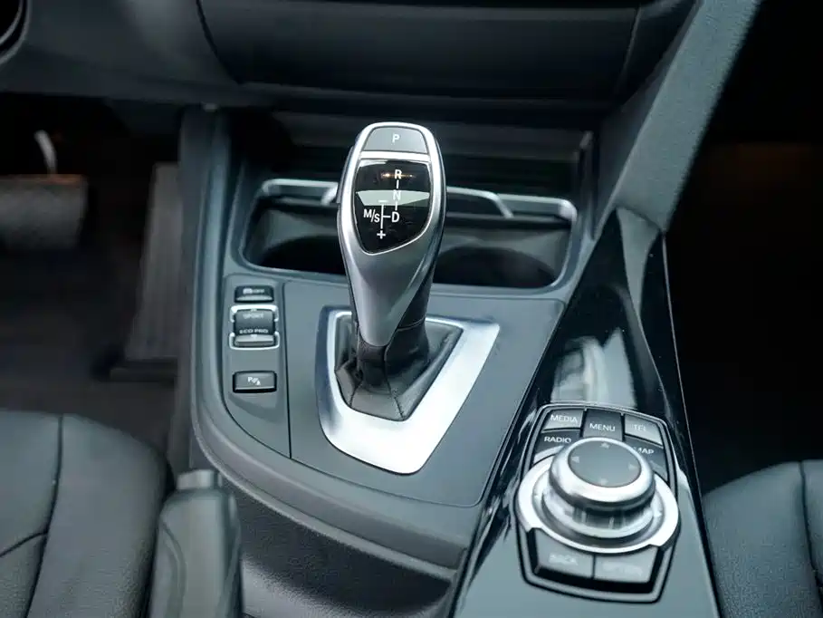 BMW 3 Series 2017 — фото 15