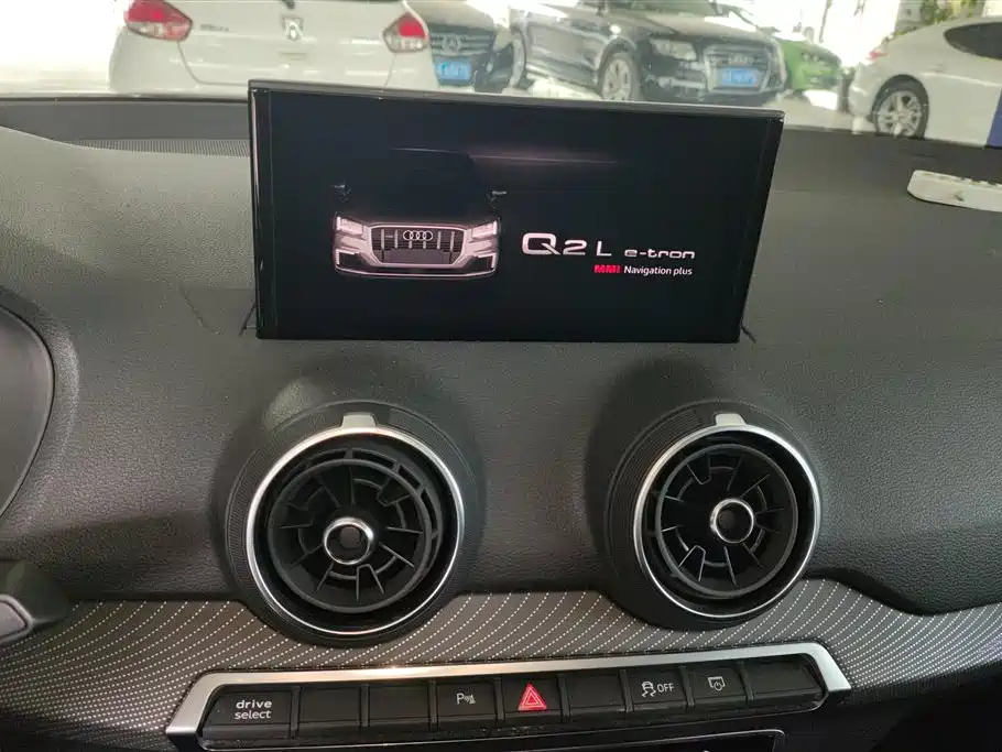Audi Q2L e-tron 2020 — фото 13