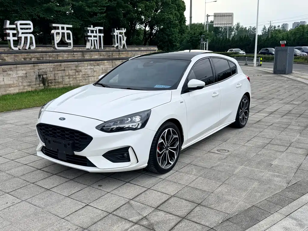 Ford Focus 2022 — фото 1